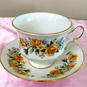 EUC VTG ROYAL VALE BONE CHINA TEACUP AND SAUCER WITH YELLOW ROSES